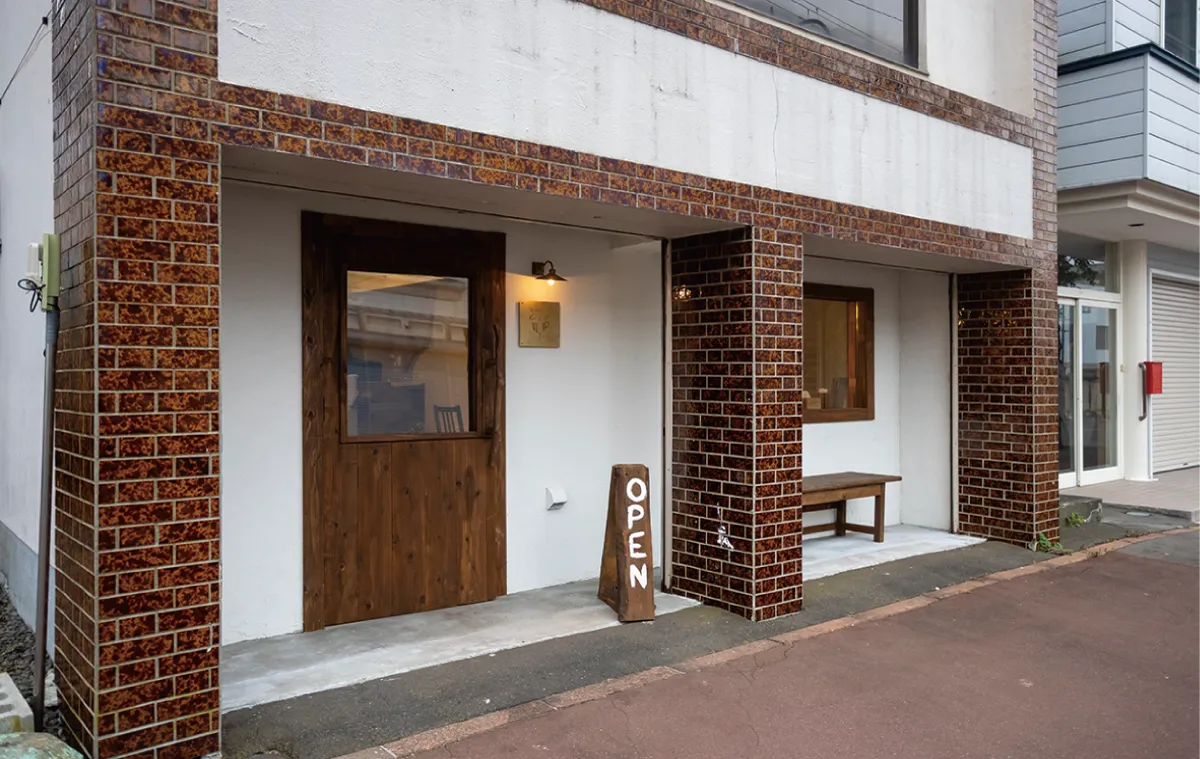築50年の店舗がみんなの手で韓国風ベーカリーカフェに